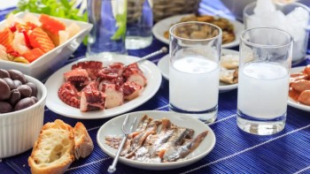 Как се сервира узото