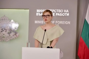 Смешно-тъжна драма с министърката с голото рамо