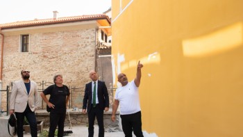 Реставрацията на Жълтото училище пред финал