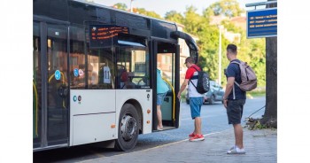 Издаването на безплатни карти на ученици ще става по-лесно