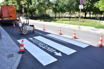 Обновяват пешеходните пътеки край училища и детски градини преди 15-и септември