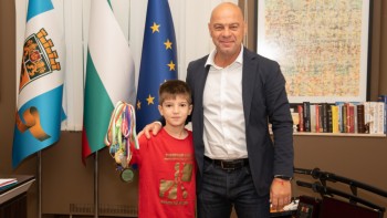 Кметът награди 8 годишен шахматист шампион