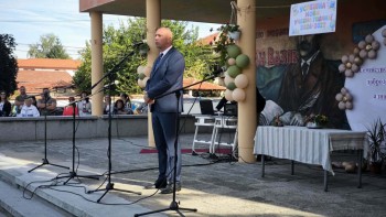 Кметът Младен Кичев на първия звънец в ОУ „Иван Вазов“ в Калояново