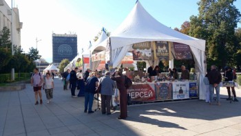 Алея на книгата пред Централна поща