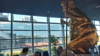 Позлатен и гол в Европарламента