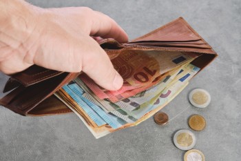 Вече работим не за да живеем, а за да плащаме сметките