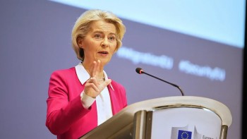 Урсула раздава бг история на корем, в София чиновниците се правят на умрели лисици